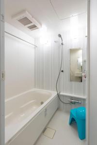 名古屋Fuchsia - Vacation STAY 08005v的白色的浴室设有浴缸和镜子