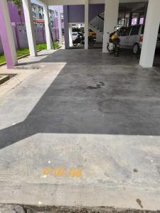 马西Dhuha Homestay @ Seri Alam Masai , Johor的大楼里的一个空停车位