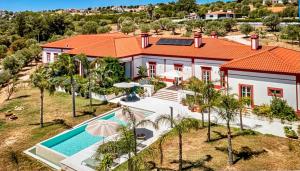 托马尔Best Luxury Boutique B&B Vista do Vale Tomar的享有带游泳池的房屋的空中景致