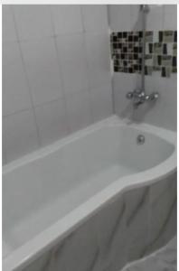 奇帕塔Faigib Guest House的浴室设有白色浴缸。
