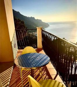 拉维罗多尔斯维塔拉维罗酒店的俯瞰大海的阳台配有桌椅