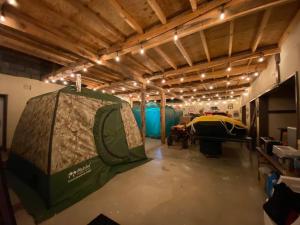 比布Yadoya YADOKARI的中间有一个帐篷的房间
