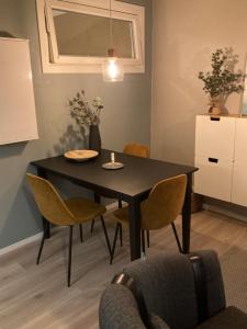 奥普达尔Oppdal Alpintun的一间用餐室,配有黑色的桌子和椅子