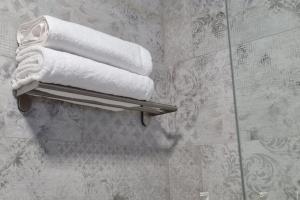 哈恩Piso Puerta del Ángel的浴室毛巾架上的一组毛巾