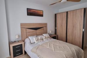 哈恩Piso Puerta del Ángel的一间卧室配有一张带2个床头柜的大床