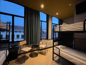 阿姆斯特丹Heart of Amsterdam Hotel的宿舍间设有双层床和大窗户。