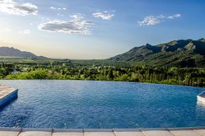 Juana Koslay Altos de Los Paraísos Vista al lago y sierras的一座山地游泳池