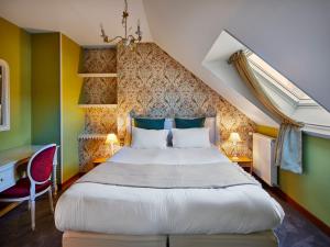 圣瓦斯特拉乌格Hotel de France的一间卧室,卧室内配有一张大床