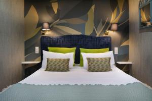 圣瓦斯特拉乌格Hotel de France的一间卧室配有一张大床和两个枕头
