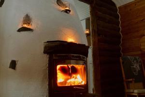 萨利色尔卡Kuukkeli Log Houses Aurora Cabin - Jaspis的砖炉,里面火