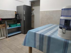 墨西哥城Departamento 101 La Santisima的厨房配有咖啡设施,坐在桌子上