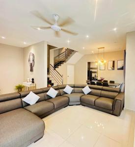 实兆远《Untitled HomeStay》Sitiawan的带沙发和吊扇的客厅