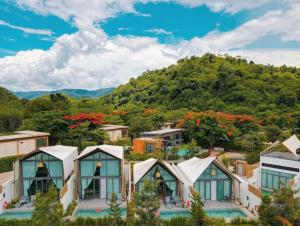 Ban Tha ChangThe X10 private pool villa khaoyai Japan-Italian SHA Certified เขาใหญ่的山前的一组房子
