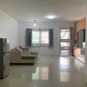 农布Min&Me House Pattaya的带沙发和冰箱的客厅