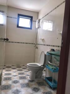 农布Min&Me House Pattaya的一间带卫生间和水槽的浴室
