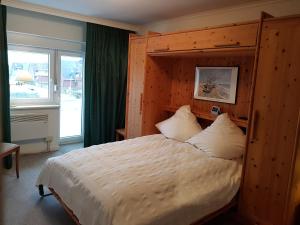 赫尔努姆Seestern的一间卧室配有一张大床和木制床头板