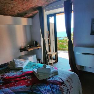 马纳罗拉Olimpo Affittacamere的一间卧室设有一张床,享有海景