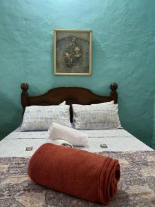 伊利亚贝拉Recanto das Margaridas的一间卧室配有一张带红色毛巾的床