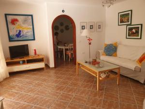 阿格特Casa Panchita -Maravillosas vistas al mar y montaña的客厅配有沙发和桌子