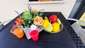 卡里亚蒂Camera matrimoniale 2 per vacanza al mare- VILLA FRANCA的一张桌子,上面放着一碗水果和两杯果汁