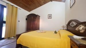 卡里亚蒂Camera matrimoniale 2 per vacanza al mare- VILLA FRANCA的一间卧室配有一张黄色毯子床