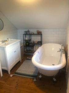 罗斯克里Hopesgate Cottage - Roscrea的浴室配有白色浴缸和水槽