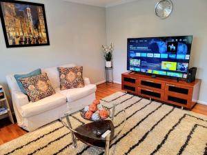 Awesome Home in suburb Washington DC near Airport with WiFi and Parking的电视和/或娱乐中心