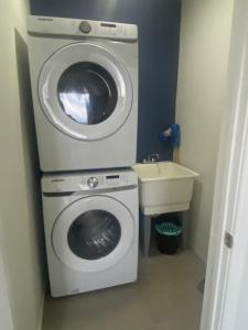 巴斯特尔La Vue de Basseterre Apartments - Luxury in Bird Rock的浴室内配有洗衣机和水槽。