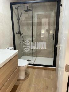 萨贡托UIM Mediterraneo Conqueridor Wifi的一间带卫生间和玻璃淋浴间的浴室