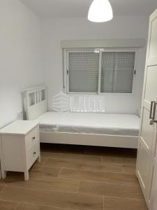 萨贡托UIM Mediterraneo Conqueridor Wifi的白色的卧室设有床和窗户