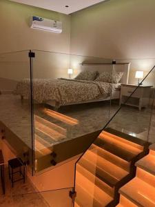 利雅德The Palms Resort (3)的一间卧室设有一张床,铺有玻璃地板