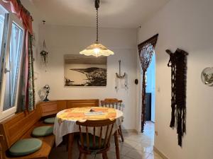 波维尔亚Apartman Blaga的一间带桌椅和吊灯的用餐室