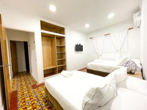 圣安德烈斯Puesta del Sol Guest House的一间卧室设有两张床和窗户。