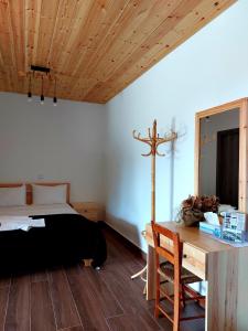 利马索尔Agros Green Valley Suites的卧室配有一张床,墙上有十字架