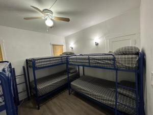迈阿密OQP Vacations Edgewater的带吊扇的客房内的三张双层床