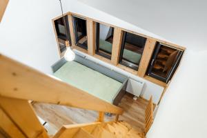 莱斯诺夫Casuta cu atelier的享有高空美景的客房,设有窗户和楼梯