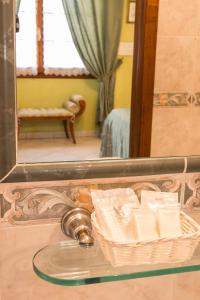 佛罗伦萨古老佛罗伦萨食宿客栈的玻璃桌上带一篮毛巾的镜子