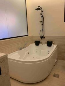 利雅德The Palms Resort (2)的浴室内设有大型白色浴缸。