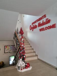 梅杜林Apartments Medulin - Orijeta的楼梯上带有圣诞装饰的楼梯