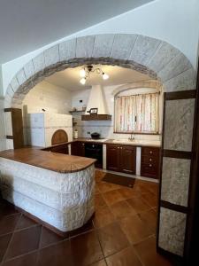 普蒂尼亚诺Taverna的中间有一个拱门的厨房