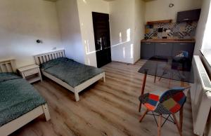 Strečno普里瓦西姆巴乡村民宿的带两张床和一张桌子的房间以及一间厨房