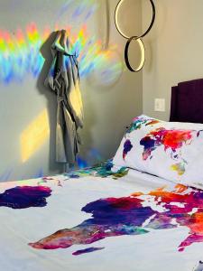 卡斯特EO Bungalows, Black Hills的一间卧室配有一张壁画床