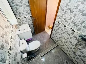 马拉喀什Julie's Private Apartment的浴室配有白色卫生间和盥洗盆。