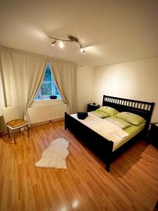 加姆利茨Sternenhimmel Gamlitz FeWo 3 SZ的一间卧室设有一张大床,铺有木地板