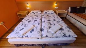 巴拉通马里亚弗都Hajas Família Kiadó Szobák的一间卧室配有一张带蓝色和白色棉被的床