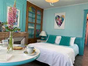 阿布维尔双桥花园酒店的一间卧室设有两张床和一张花瓶桌子。