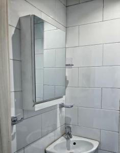 苏塞The jewel of the coast的白色瓷砖浴室设有水槽和镜子