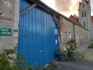 ChâtresLa Bord de Mer (au Portail Bleu)的教堂旁的蓝色门