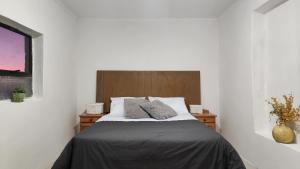 UitenhageHilltop的一间卧室配有一张带木制床头板的床