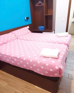 马德里corazón San Bartolomé的一间卧室配有一张粉红色床单和星星床